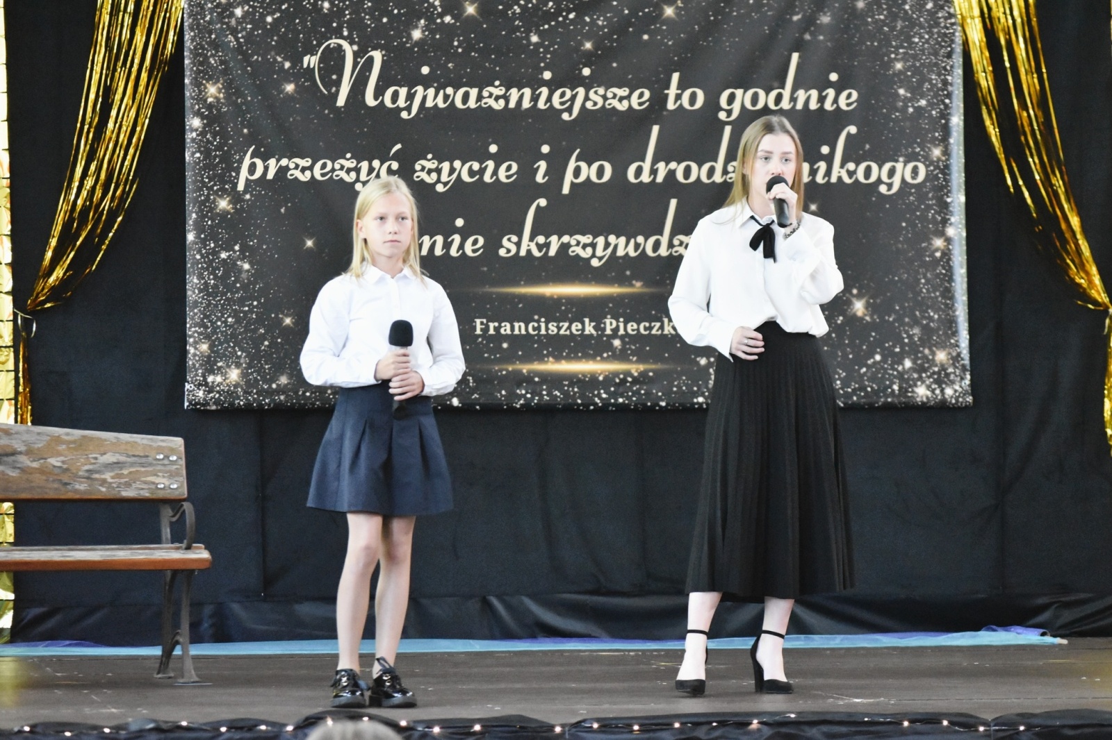 Zdjęcie w galerii na portalu naszwodzislaw.com: Franciszek Pieczka drogowskazem dla uczniów z Godowa wiadomości z regionu