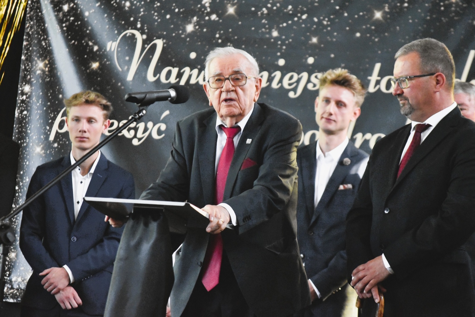 Zdjęcie w galerii na portalu naszwodzislaw.com: Franciszek Pieczka drogowskazem dla uczniów z Godowa wiadomości z regionu