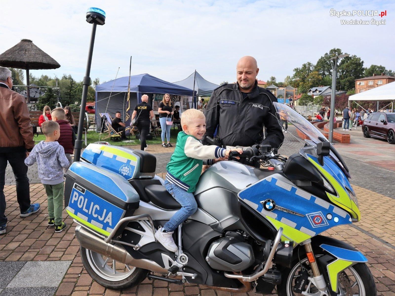 Zdjęcie w galerii na portalu naszwodzislaw.com: Zakończenie sezonu na Słonecznej Wyspie. Policjanci zachęcali do korzystania z odblasków  wiadomości z regionu