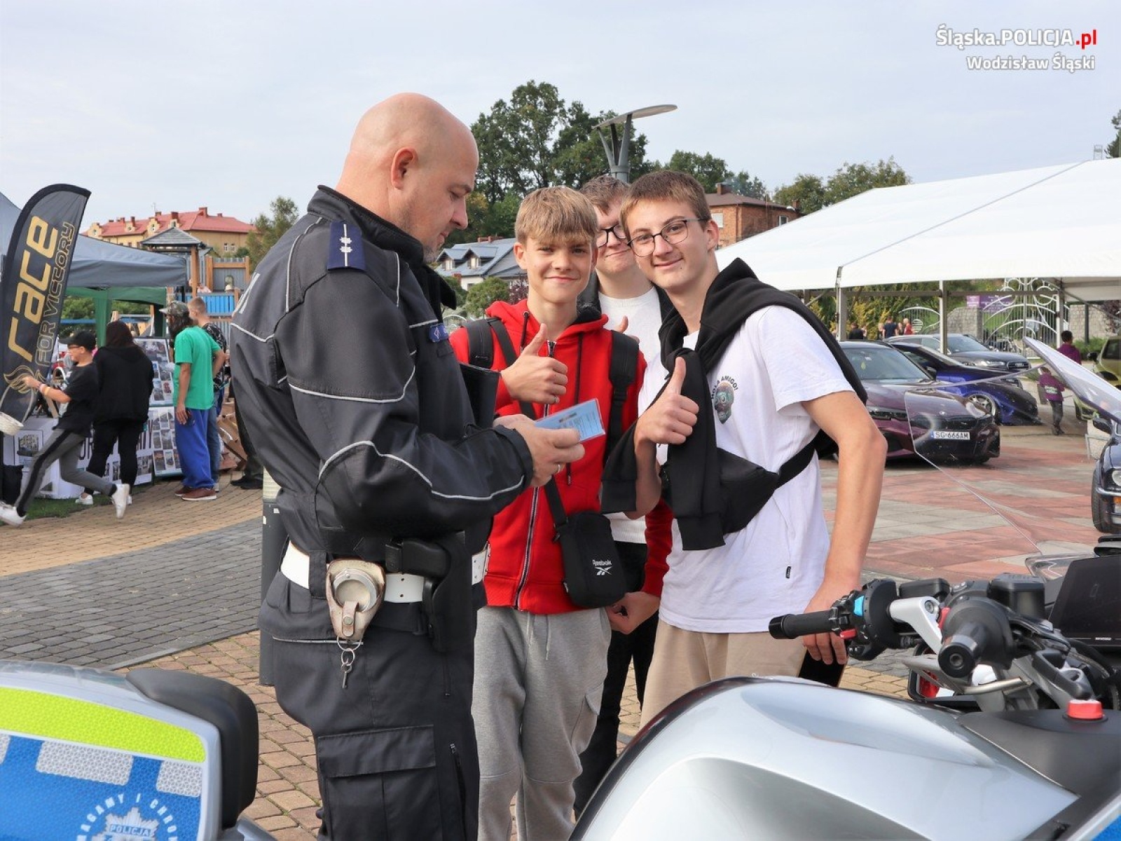 Zdjęcie w galerii na portalu naszwodzislaw.com: Zakończenie sezonu na Słonecznej Wyspie. Policjanci zachęcali do korzystania z odblasków  wiadomości z regionu