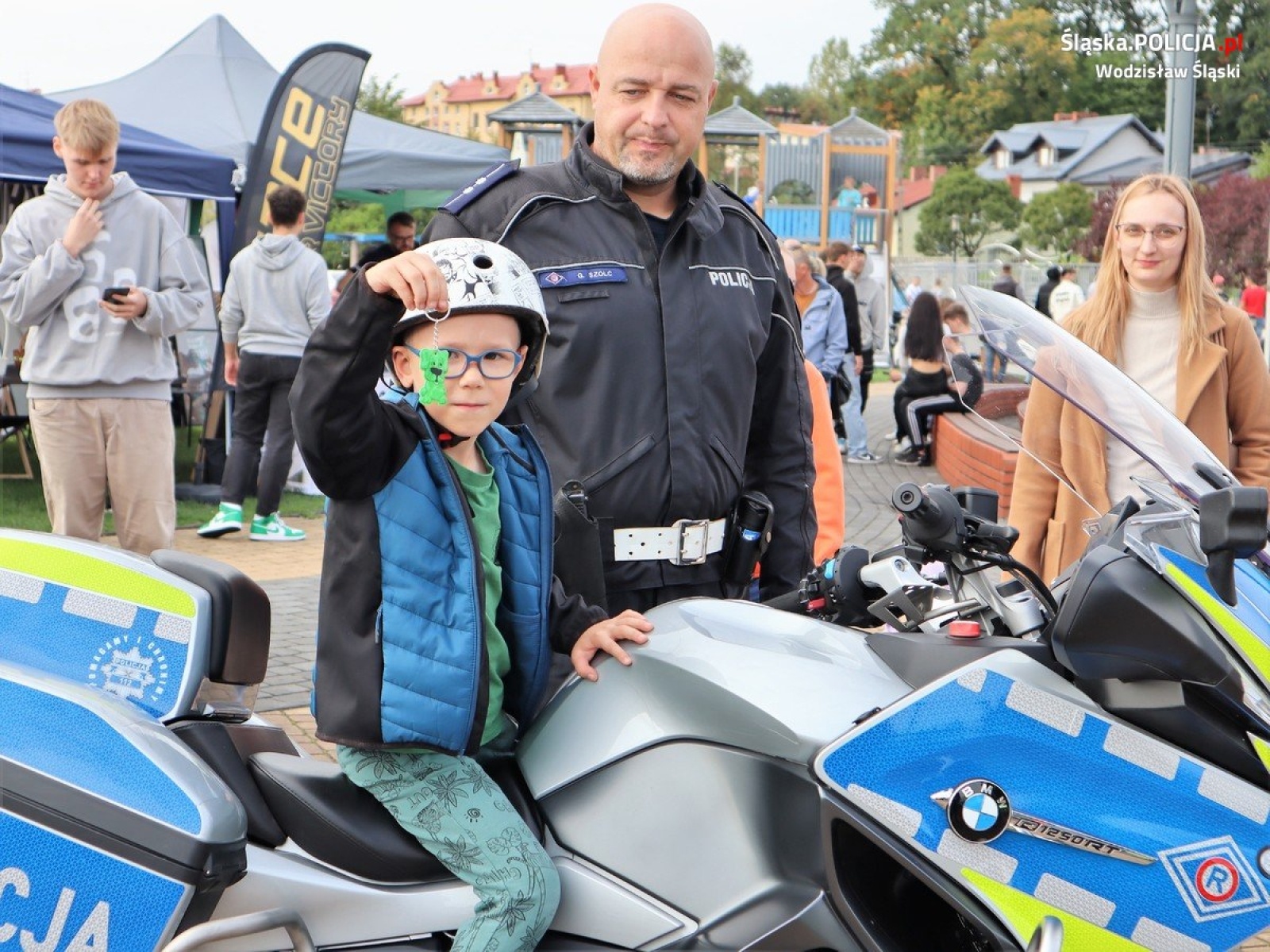 Zdjęcie w galerii na portalu naszwodzislaw.com: Zakończenie sezonu na Słonecznej Wyspie. Policjanci zachęcali do korzystania z odblasków  wiadomości z regionu