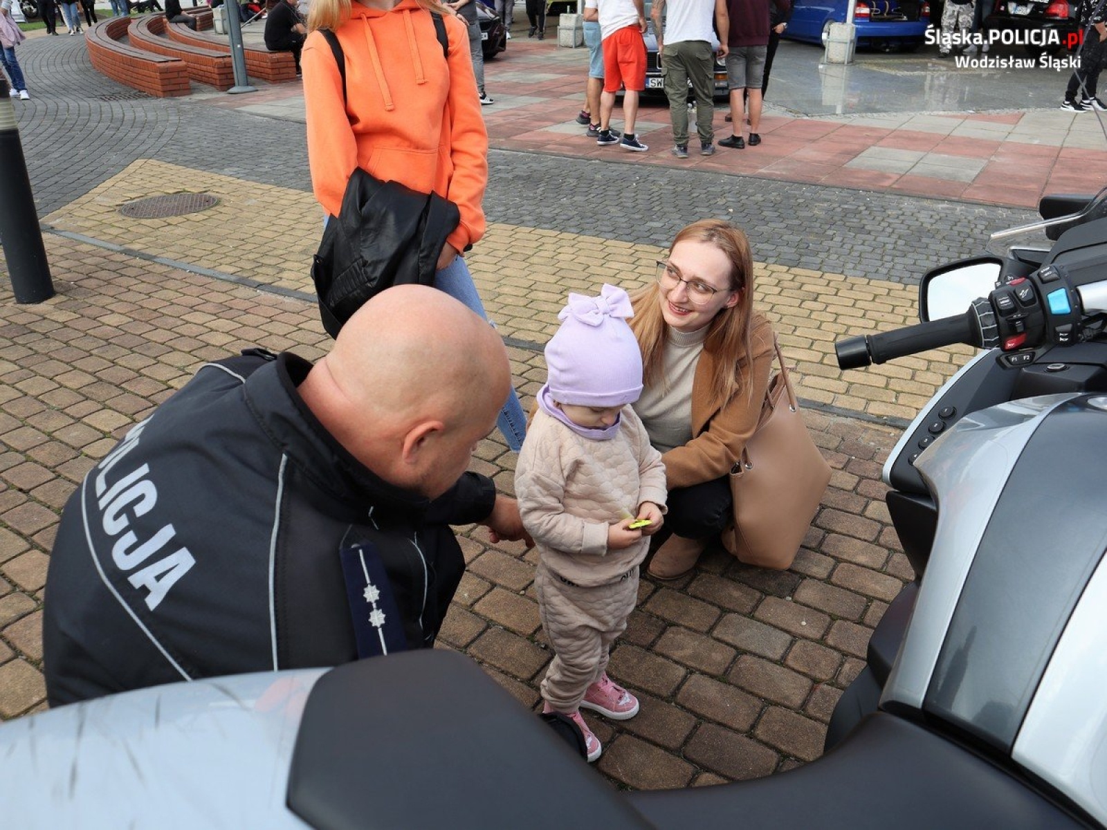 Zdjęcie w galerii na portalu naszwodzislaw.com: Zakończenie sezonu na Słonecznej Wyspie. Policjanci zachęcali do korzystania z odblasków  wiadomości z regionu