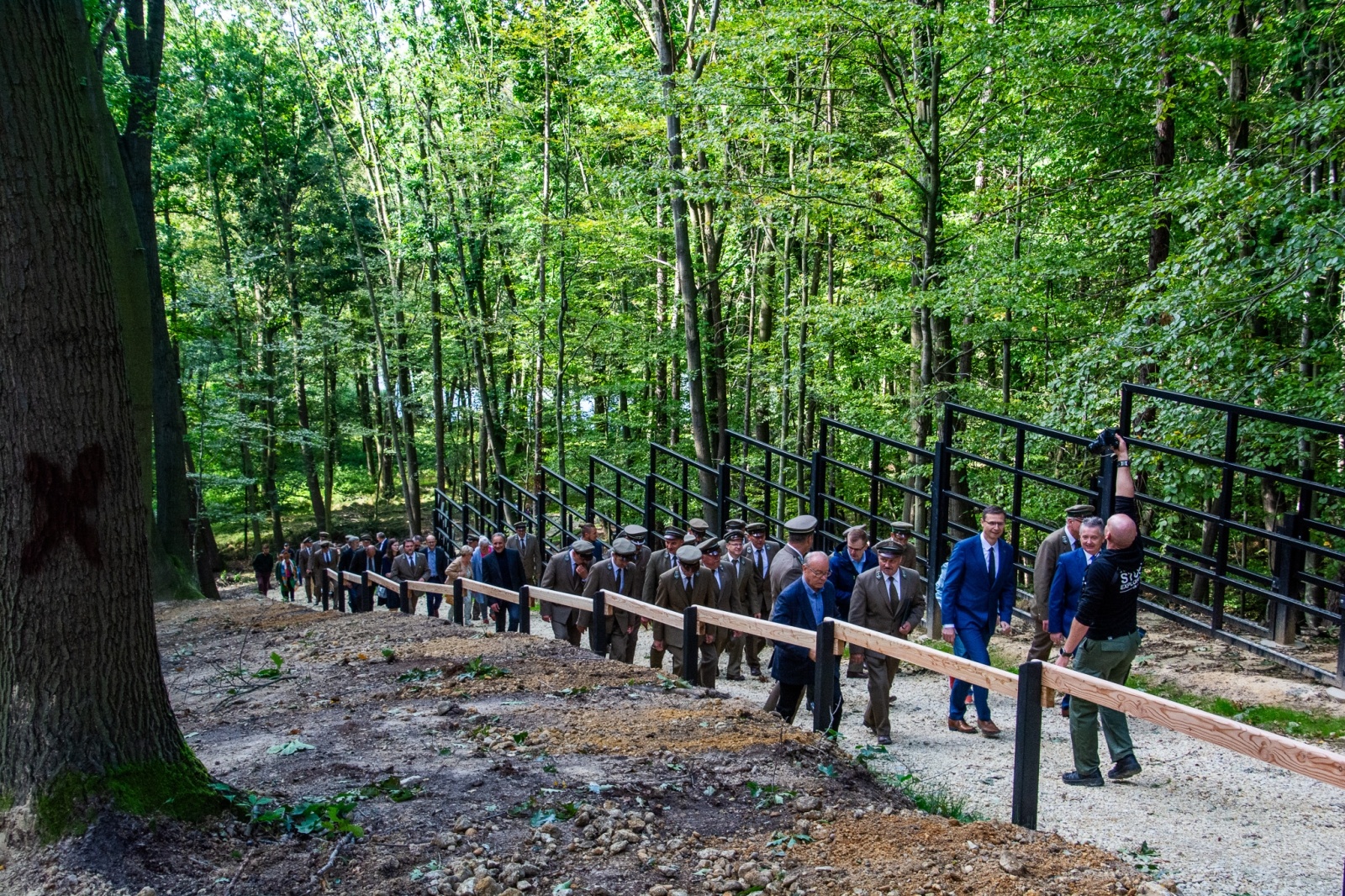 Zdjęcie w galerii na portalu naszwodzislaw.com: Król puszczy wrócił nad górną Odrę. Żubrowisko w Raciborzu Brzeziu zasiedlone [FOTO i WIDEO] wiadomości z regionu