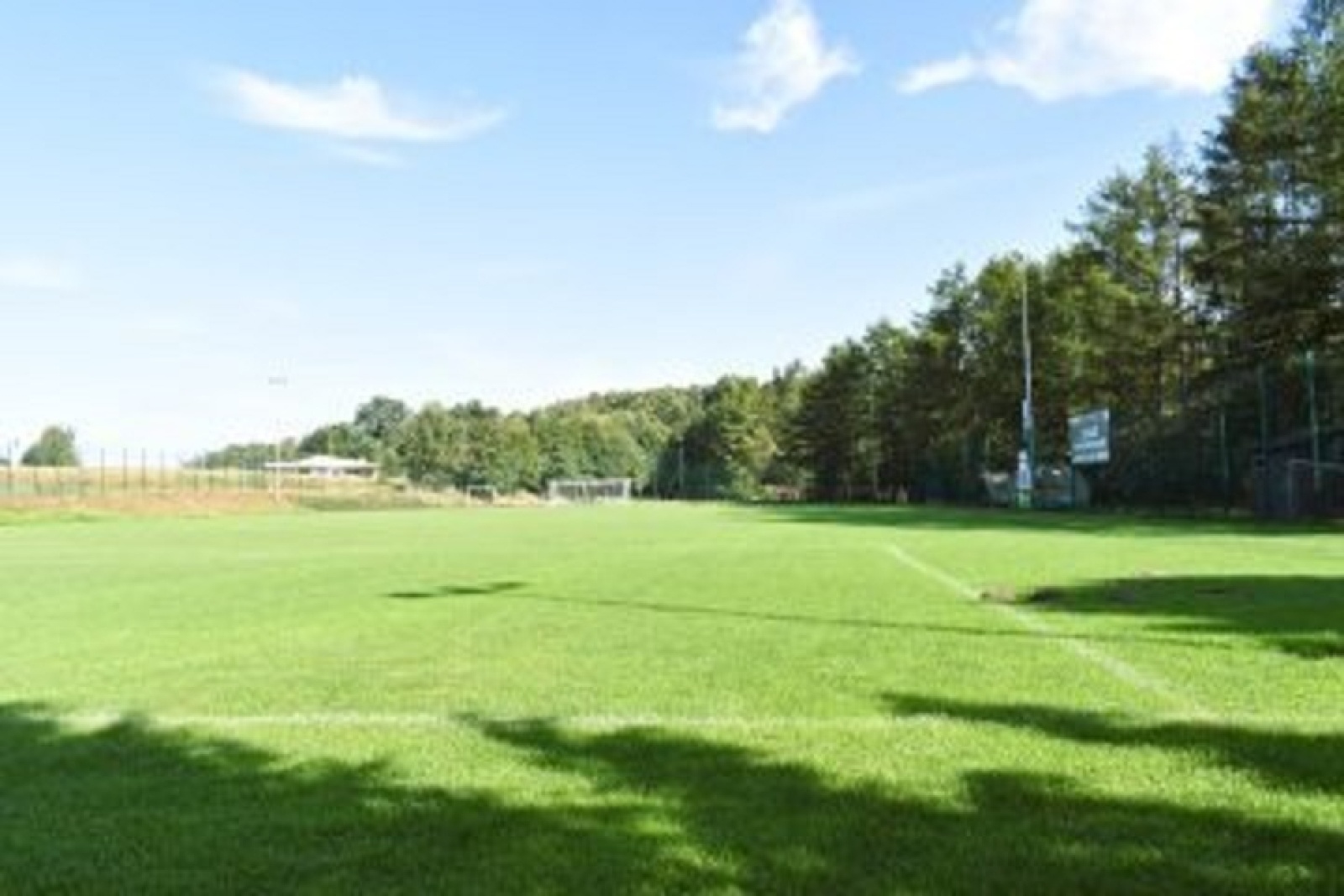 Zdjęcie w galerii na portalu naszwodzislaw.com: Boisko w Skrbeńsku z nowym nagłośnieniem wiadomości z regionu