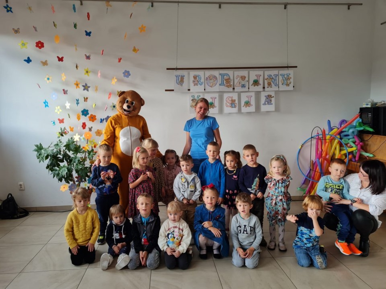 Zdjęcie w galerii na portalu naszwodzislaw.com: Urodziny Misia w rydułtowskiej bibliotece wiadomości z regionu