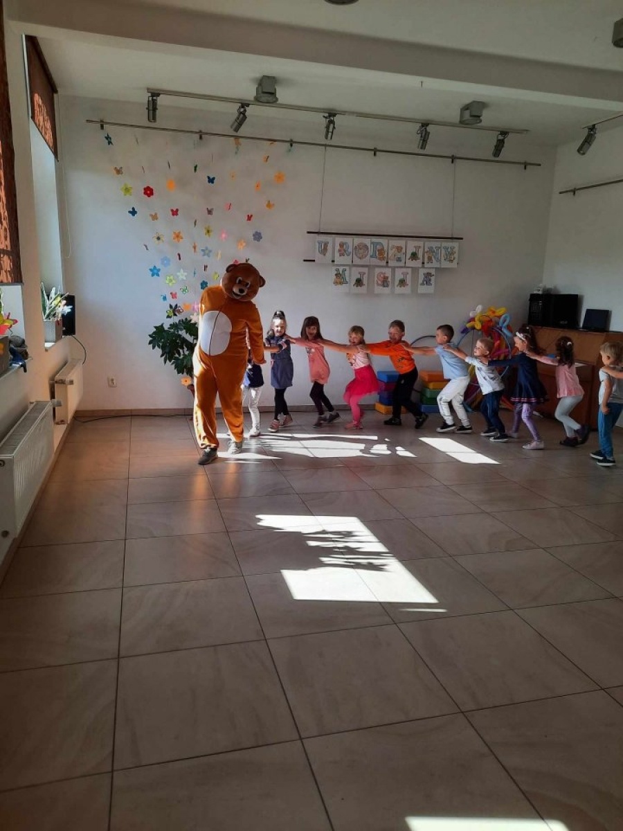 Zdjęcie w galerii na portalu naszwodzislaw.com: Urodziny Misia w rydułtowskiej bibliotece wiadomości z regionu