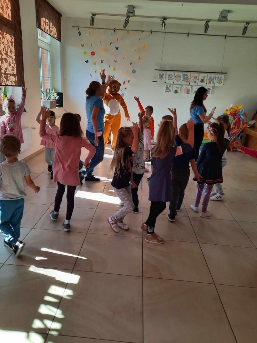 Zdjęcie w galerii na portalu naszwodzislaw.com: Urodziny Misia w rydułtowskiej bibliotece wiadomości z regionu