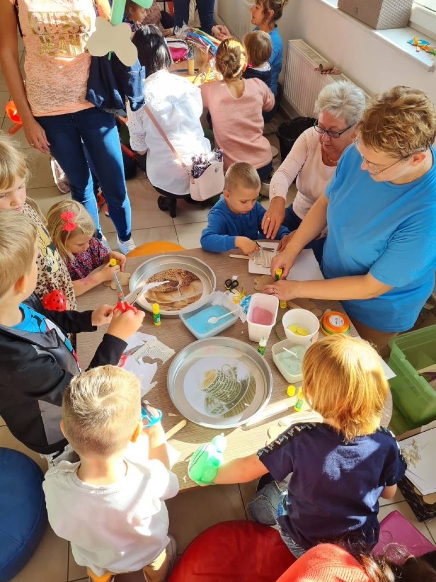 Zdjęcie w galerii na portalu naszwodzislaw.com: Urodziny Misia w rydułtowskiej bibliotece wiadomości z regionu
