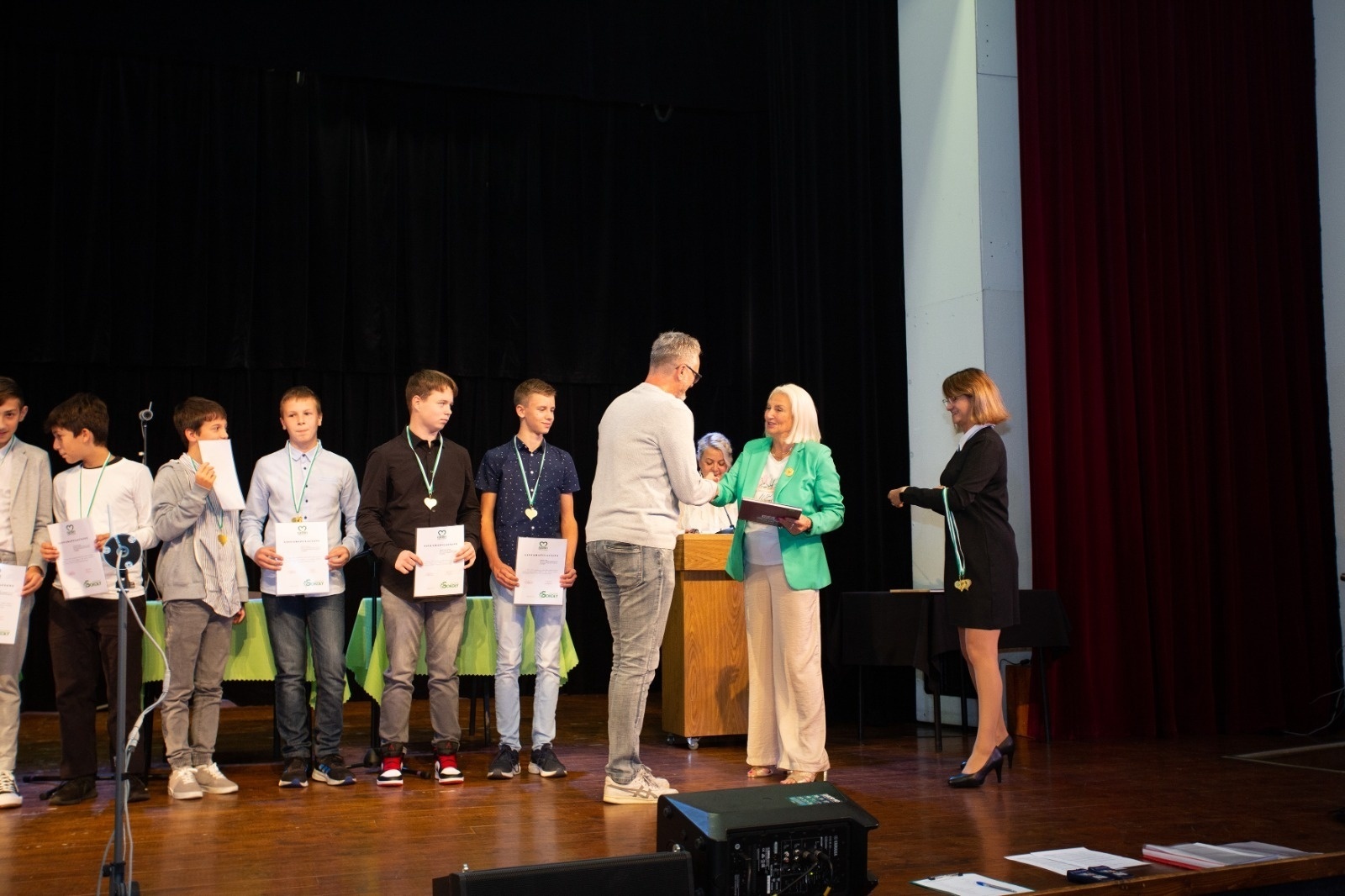 Zdjęcie w galerii na portalu naszwodzislaw.com: Radlin. Prymusi odebrali stypendia wiadomości z regionu