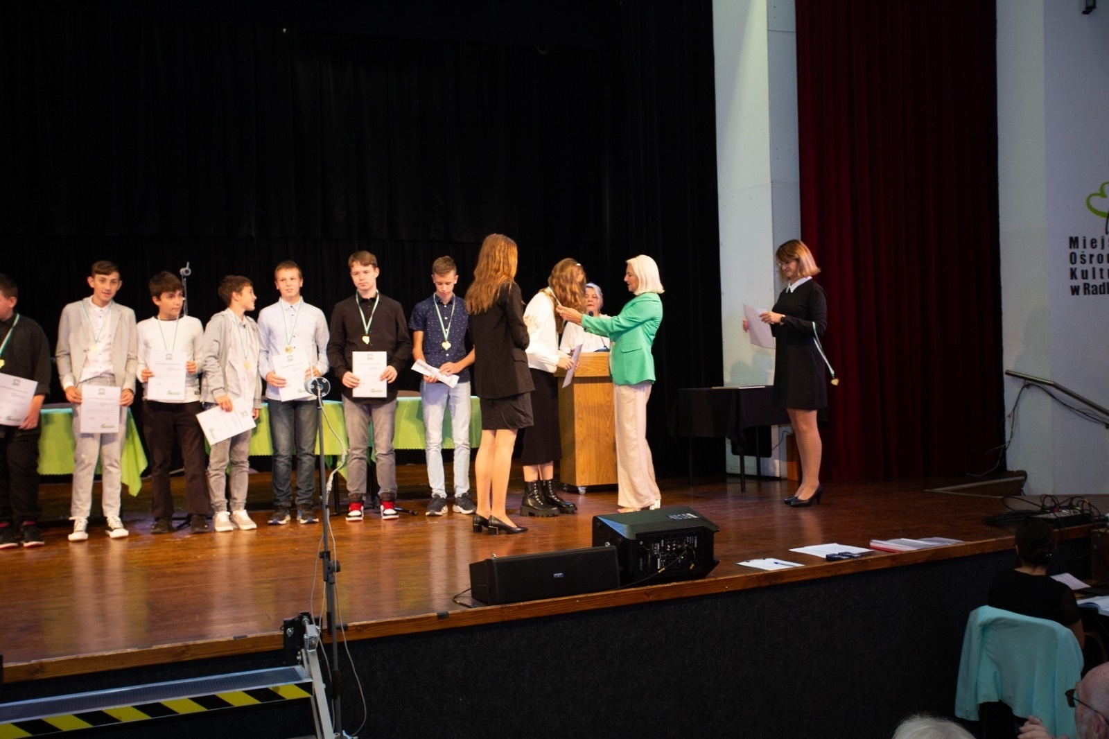 Zdjęcie w galerii na portalu naszwodzislaw.com: Radlin. Prymusi odebrali stypendia wiadomości z regionu