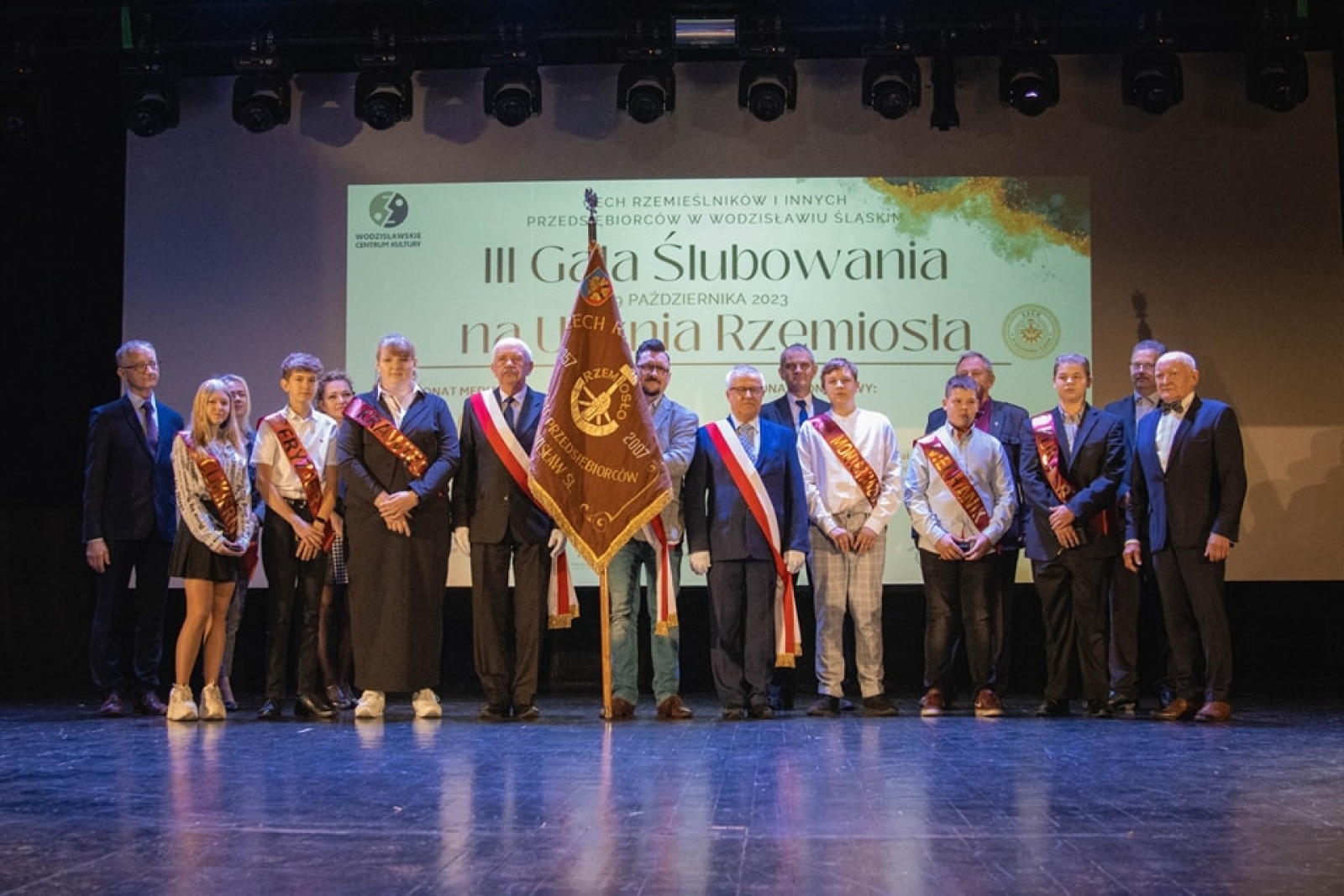 Zdjęcie w galerii na portalu naszwodzislaw.com: Za nami III Gala Ślubowania na Ucznia Rzemiosła [FOTO] wiadomości z regionu