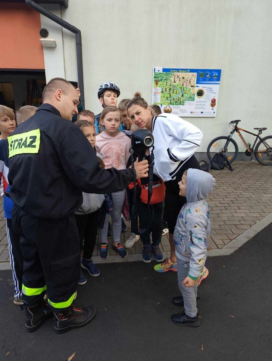 Zdjęcie w galerii na portalu naszwodzislaw.com: Piątoklasiści z Mszany poznali tajniki strażackiej służby [FOTO] wiadomości z regionu