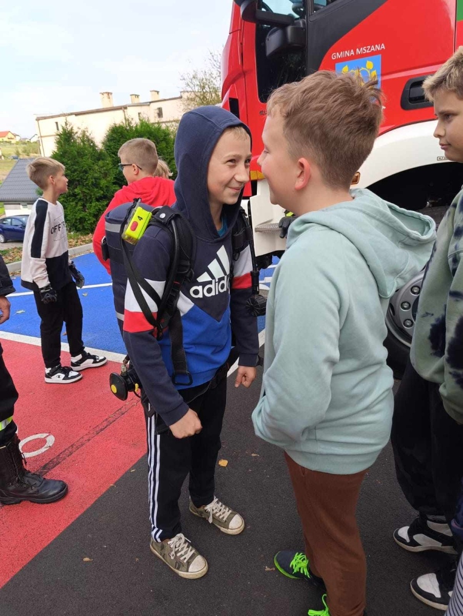 Zdjęcie w galerii na portalu naszwodzislaw.com: Piątoklasiści z Mszany poznali tajniki strażackiej służby [FOTO] wiadomości z regionu