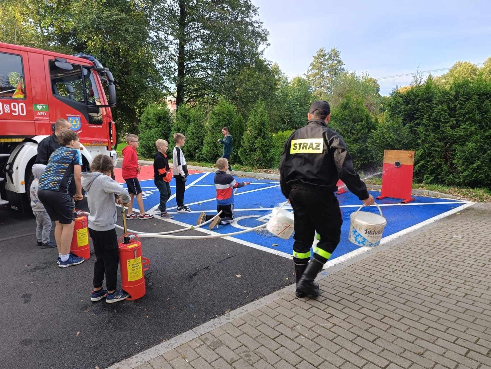 Zdjęcie w galerii na portalu naszwodzislaw.com: Piątoklasiści z Mszany poznali tajniki strażackiej służby [FOTO] wiadomości z regionu