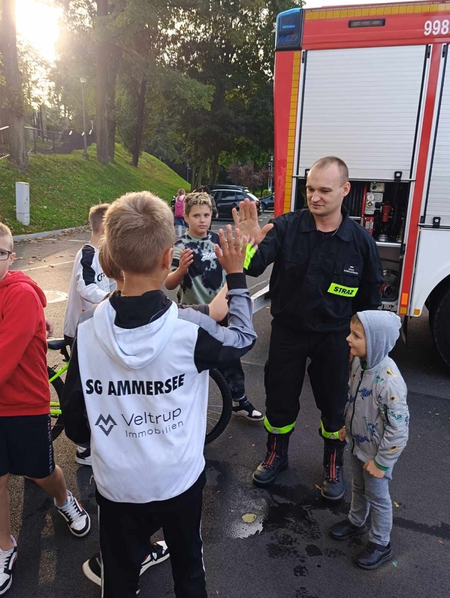 Zdjęcie w galerii na portalu naszwodzislaw.com: Piątoklasiści z Mszany poznali tajniki strażackiej służby [FOTO] wiadomości z regionu
