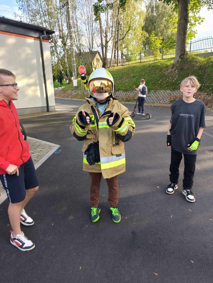Zdjęcie w galerii na portalu naszwodzislaw.com: Piątoklasiści z Mszany poznali tajniki strażackiej służby [FOTO] wiadomości z regionu
