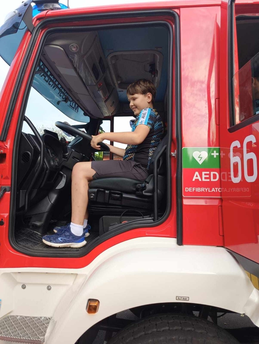 Zdjęcie w galerii na portalu naszwodzislaw.com: Piątoklasiści z Mszany poznali tajniki strażackiej służby [FOTO] wiadomości z regionu