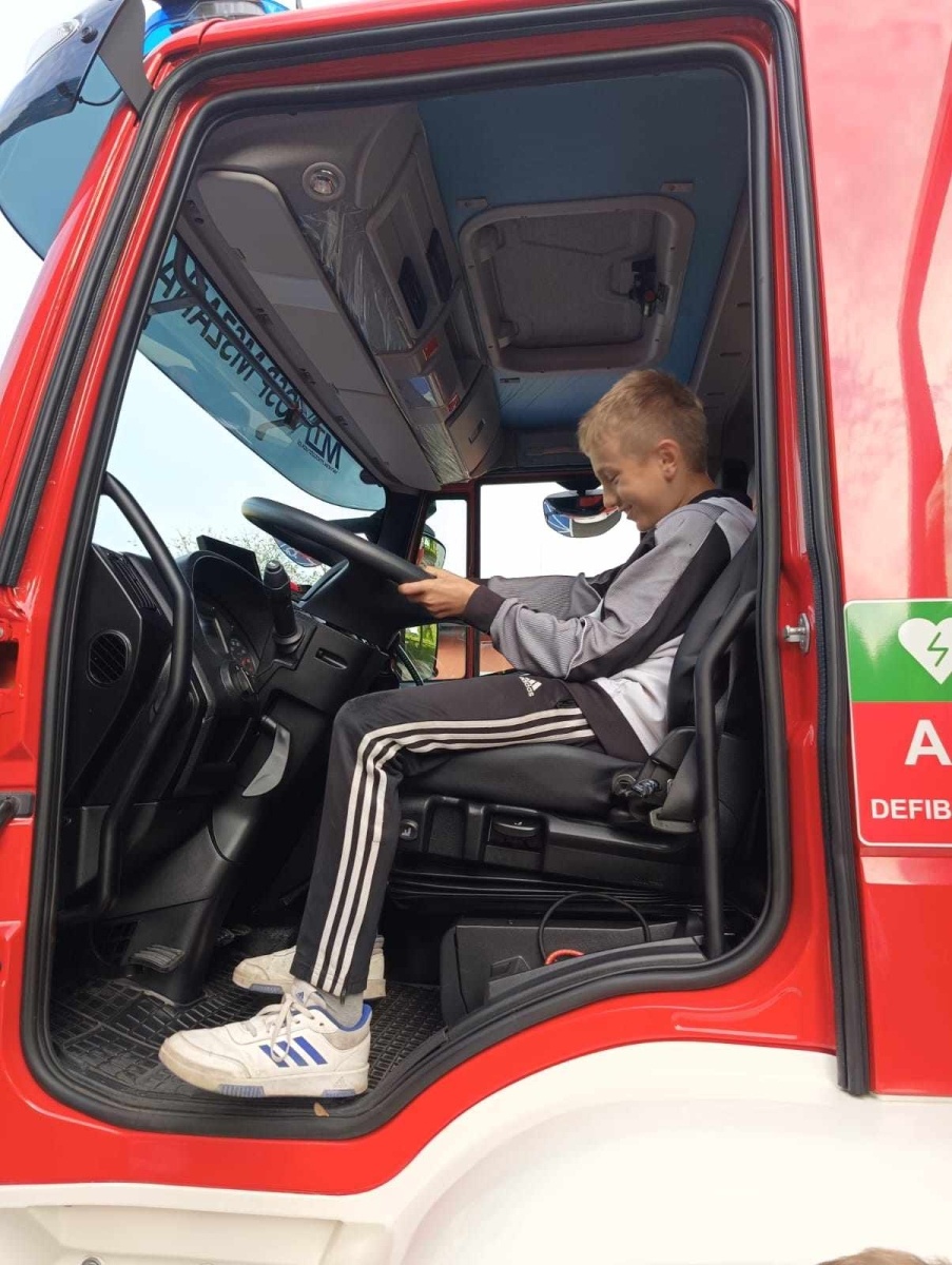 Zdjęcie w galerii na portalu naszwodzislaw.com: Piątoklasiści z Mszany poznali tajniki strażackiej służby [FOTO] wiadomości z regionu
