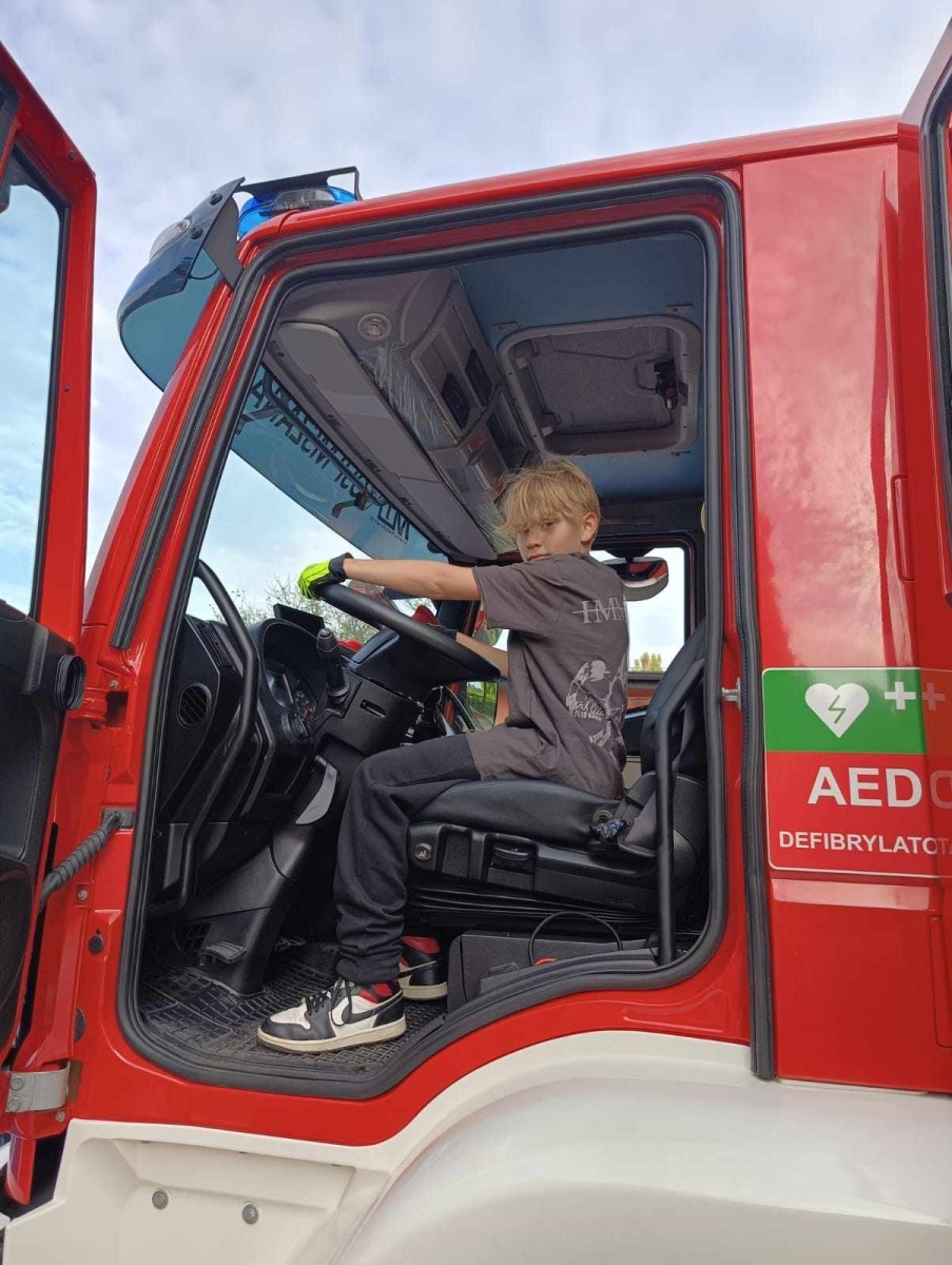 Zdjęcie w galerii na portalu naszwodzislaw.com: Piątoklasiści z Mszany poznali tajniki strażackiej służby [FOTO] wiadomości z regionu