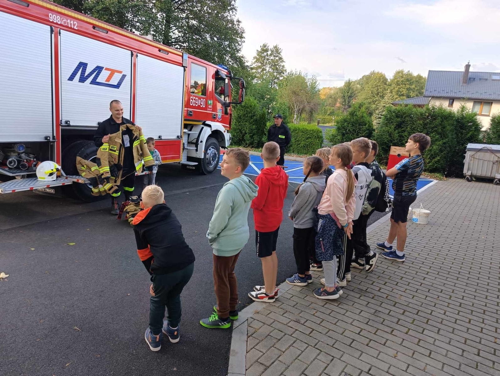 Zdjęcie w galerii na portalu naszwodzislaw.com: Piątoklasiści z Mszany poznali tajniki strażackiej służby [FOTO] wiadomości z regionu