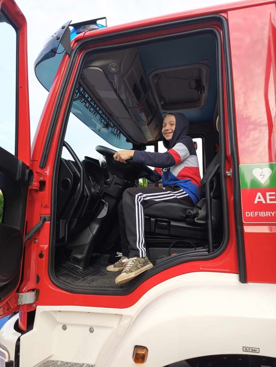 Zdjęcie w galerii na portalu naszwodzislaw.com: Piątoklasiści z Mszany poznali tajniki strażackiej służby [FOTO] wiadomości z regionu