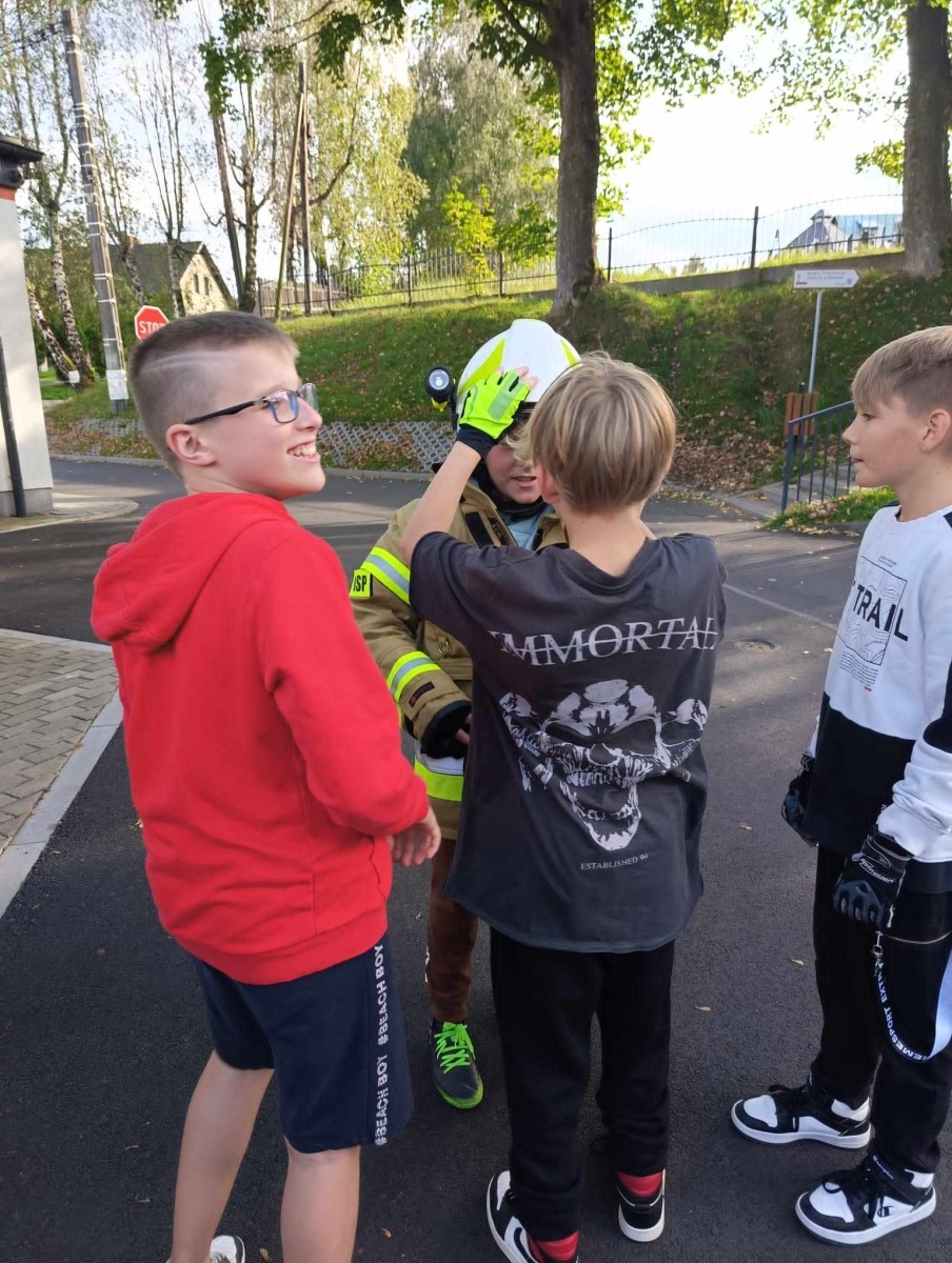 Zdjęcie w galerii na portalu naszwodzislaw.com: Piątoklasiści z Mszany poznali tajniki strażackiej służby [FOTO] wiadomości z regionu