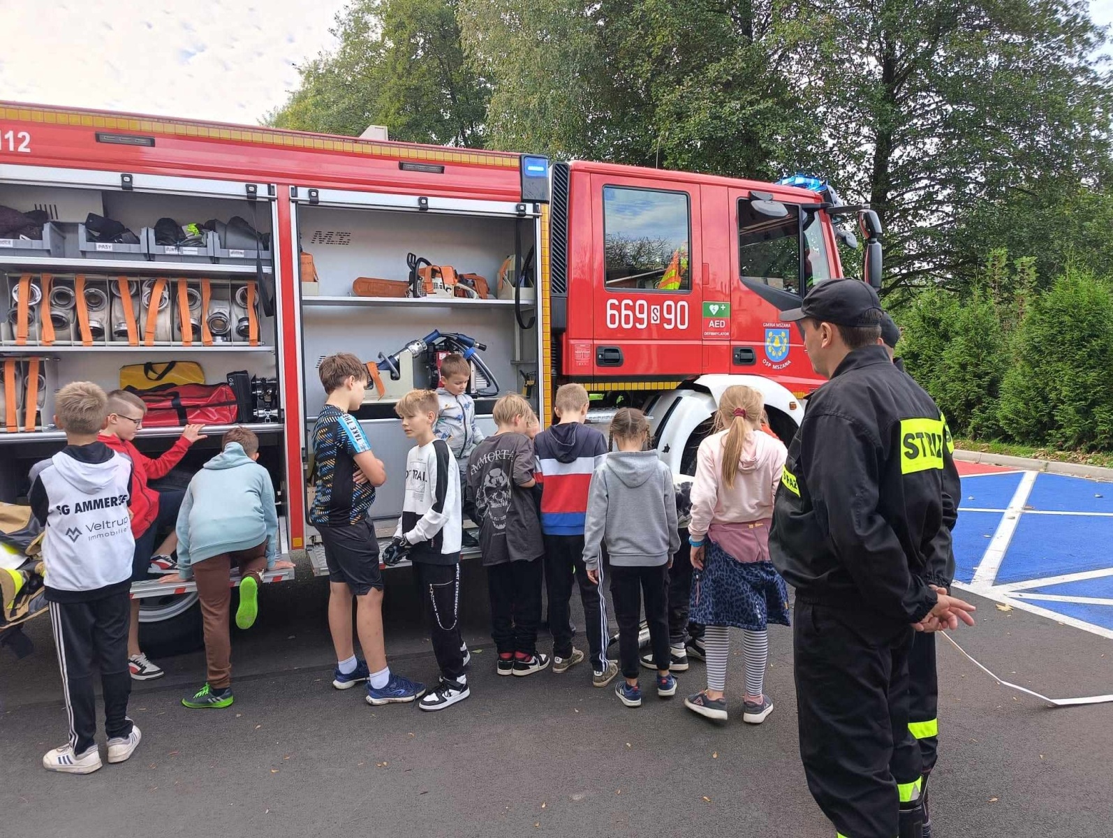 Zdjęcie w galerii na portalu naszwodzislaw.com: Piątoklasiści z Mszany poznali tajniki strażackiej służby [FOTO] wiadomości z regionu