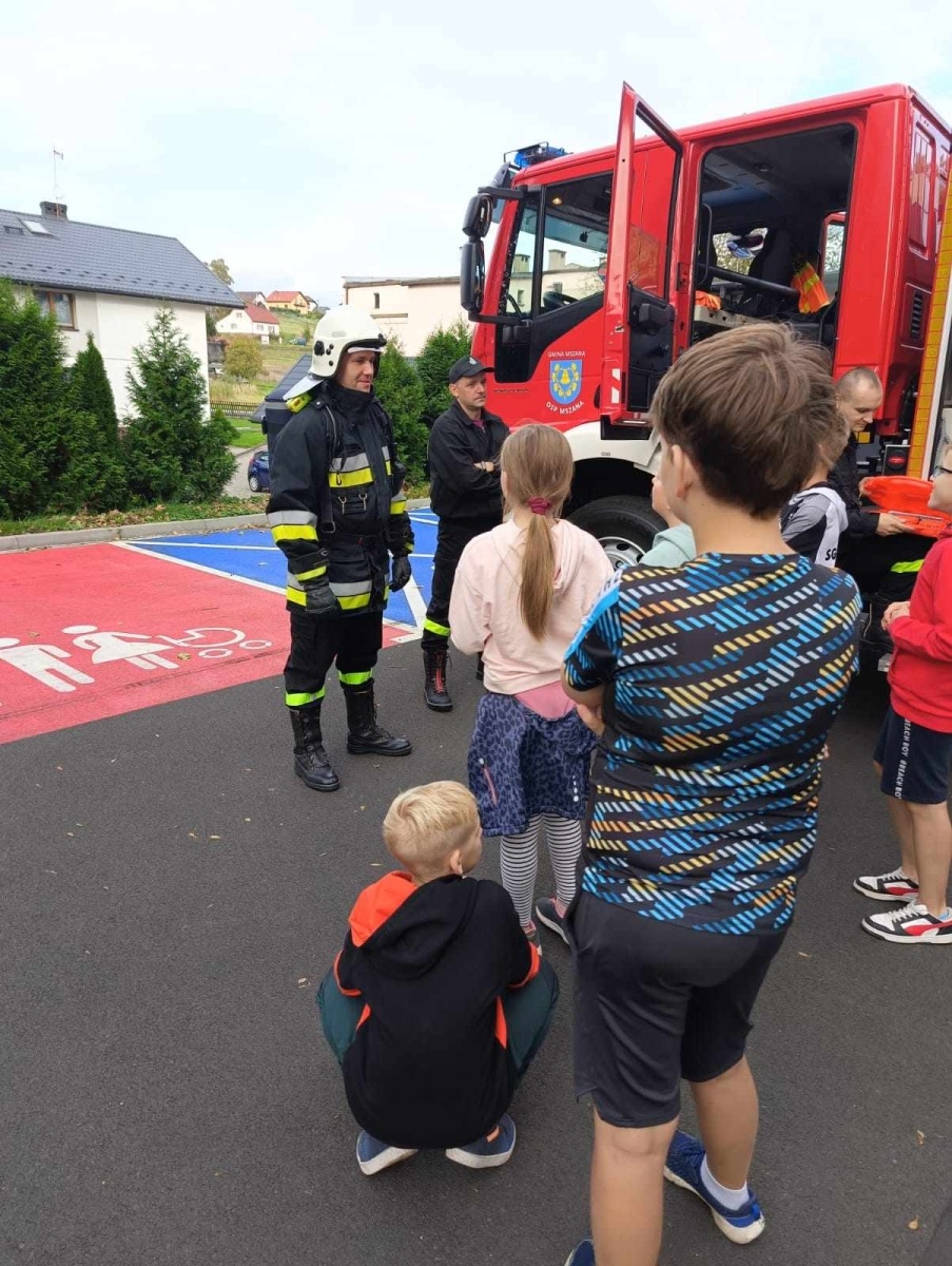 Zdjęcie w galerii na portalu naszwodzislaw.com: Piątoklasiści z Mszany poznali tajniki strażackiej służby [FOTO] wiadomości z regionu