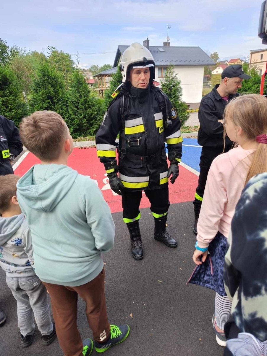 Zdjęcie w galerii na portalu naszwodzislaw.com: Piątoklasiści z Mszany poznali tajniki strażackiej służby [FOTO] wiadomości z regionu