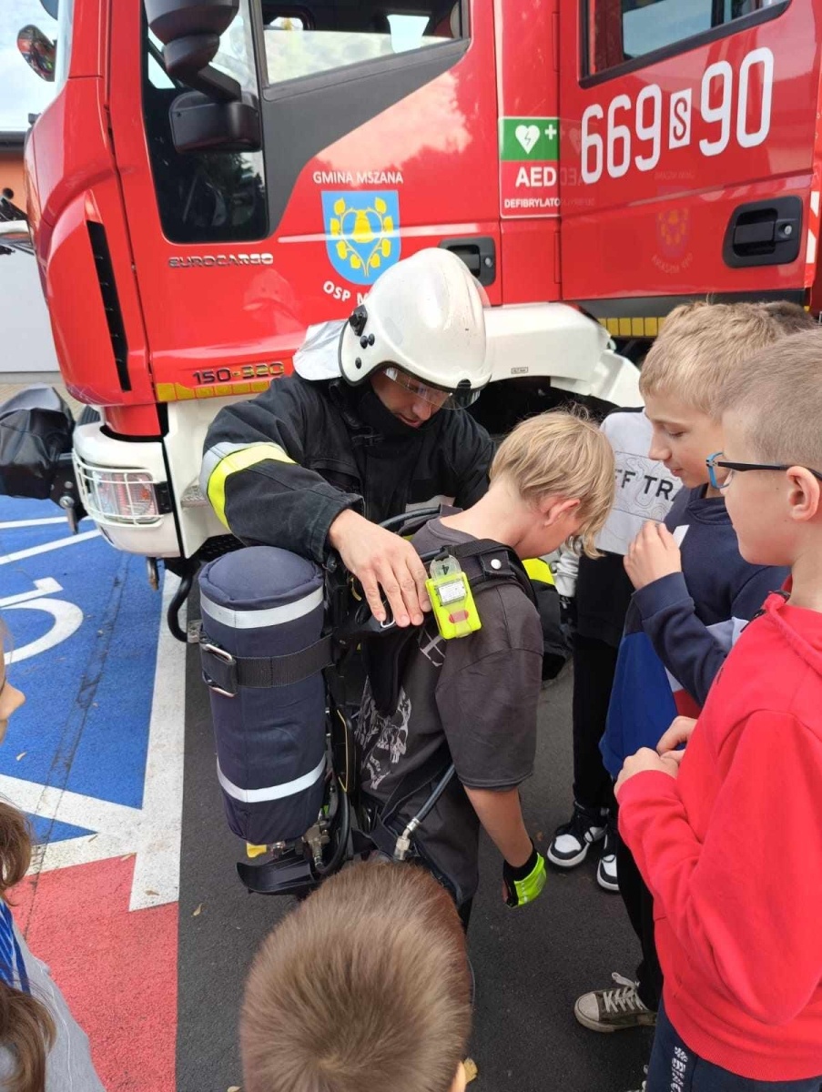 Zdjęcie w galerii na portalu naszwodzislaw.com: Piątoklasiści z Mszany poznali tajniki strażackiej służby [FOTO] wiadomości z regionu