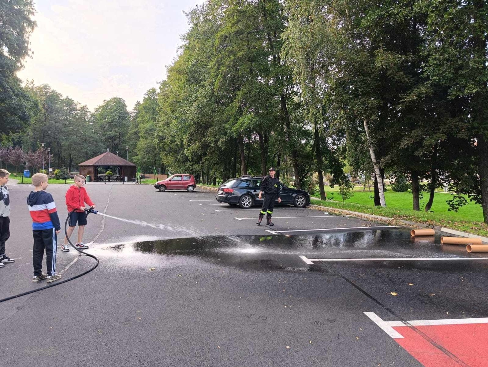Zdjęcie w galerii na portalu naszwodzislaw.com: Piątoklasiści z Mszany poznali tajniki strażackiej służby [FOTO] wiadomości z regionu