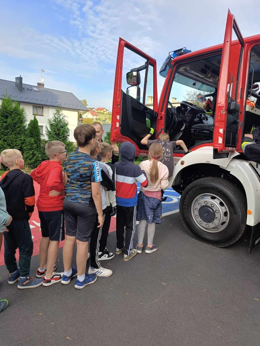 Zdjęcie w galerii na portalu naszwodzislaw.com: Piątoklasiści z Mszany poznali tajniki strażackiej służby [FOTO] wiadomości z regionu