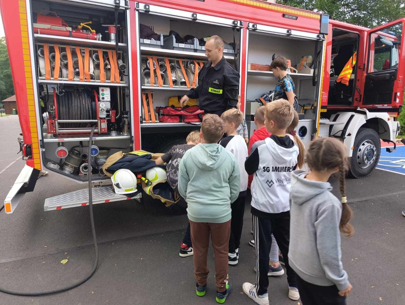 Zdjęcie w galerii na portalu naszwodzislaw.com: Piątoklasiści z Mszany poznali tajniki strażackiej służby [FOTO] wiadomości z regionu