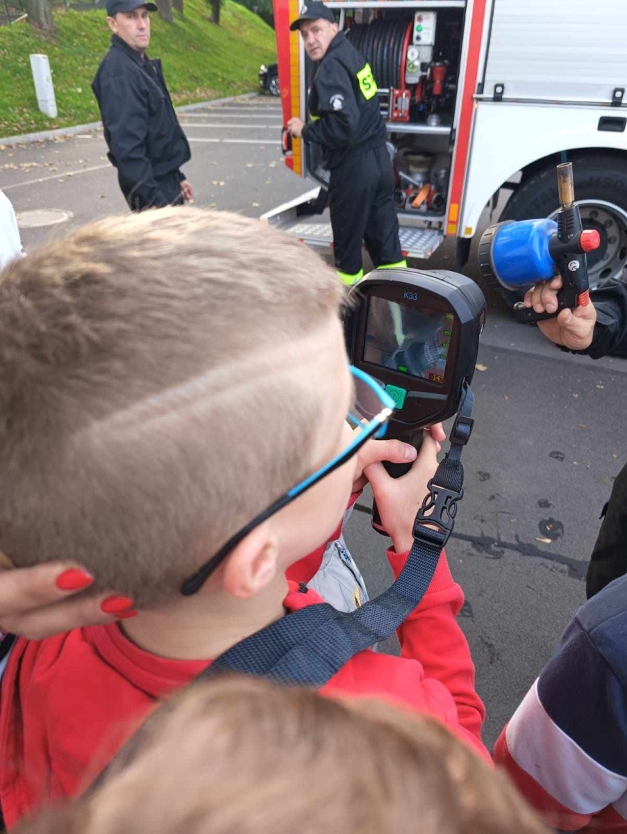 Zdjęcie w galerii na portalu naszwodzislaw.com: Piątoklasiści z Mszany poznali tajniki strażackiej służby [FOTO] wiadomości z regionu