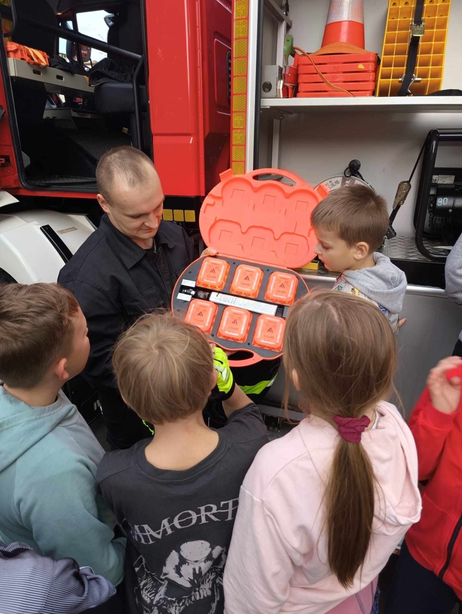 Zdjęcie w galerii na portalu naszwodzislaw.com: Piątoklasiści z Mszany poznali tajniki strażackiej służby [FOTO] wiadomości z regionu