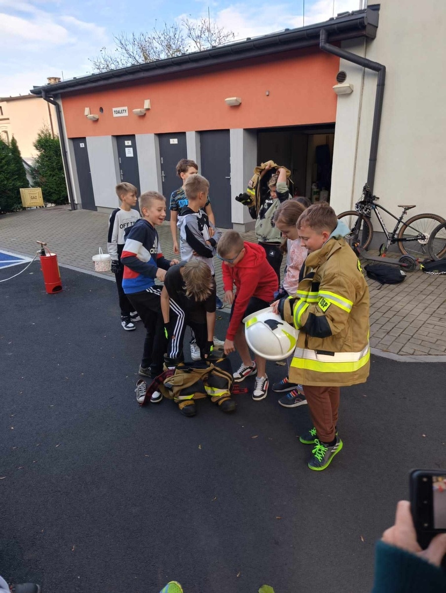 Zdjęcie w galerii na portalu naszwodzislaw.com: Piątoklasiści z Mszany poznali tajniki strażackiej służby [FOTO] wiadomości z regionu