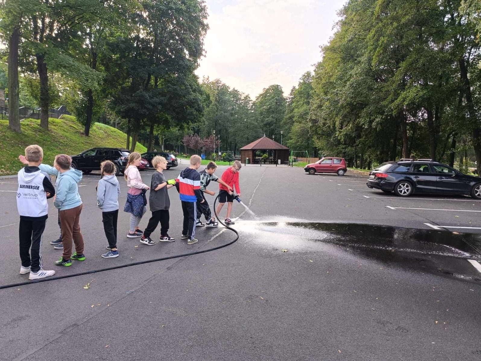 Zdjęcie w galerii na portalu naszwodzislaw.com: Piątoklasiści z Mszany poznali tajniki strażackiej służby [FOTO] wiadomości z regionu