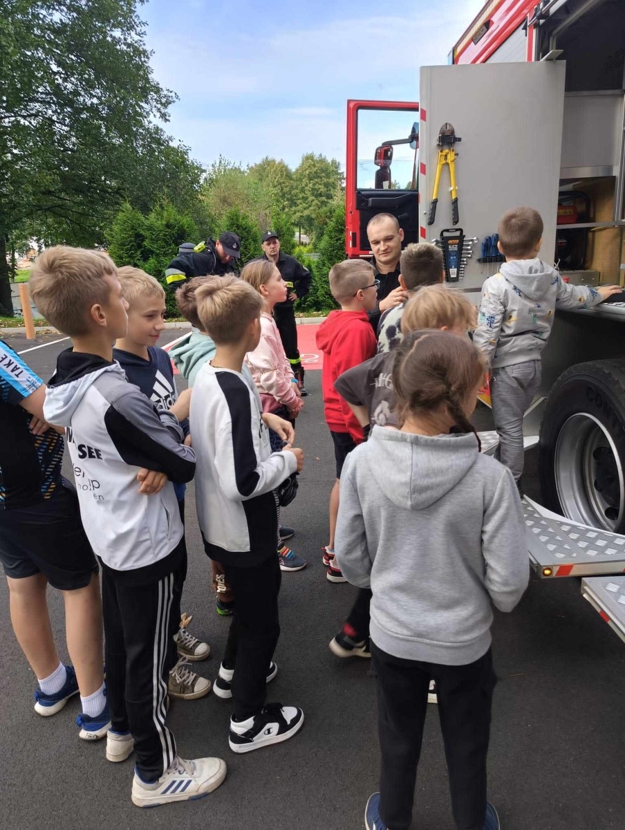 Zdjęcie w galerii na portalu naszwodzislaw.com: Piątoklasiści z Mszany poznali tajniki strażackiej służby [FOTO] wiadomości z regionu