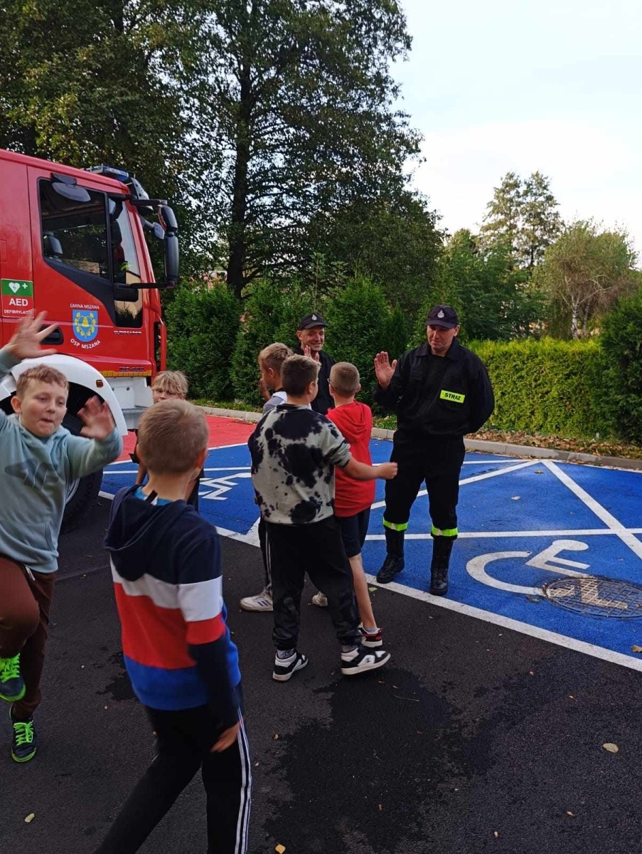 Zdjęcie w galerii na portalu naszwodzislaw.com: Piątoklasiści z Mszany poznali tajniki strażackiej służby [FOTO] wiadomości z regionu