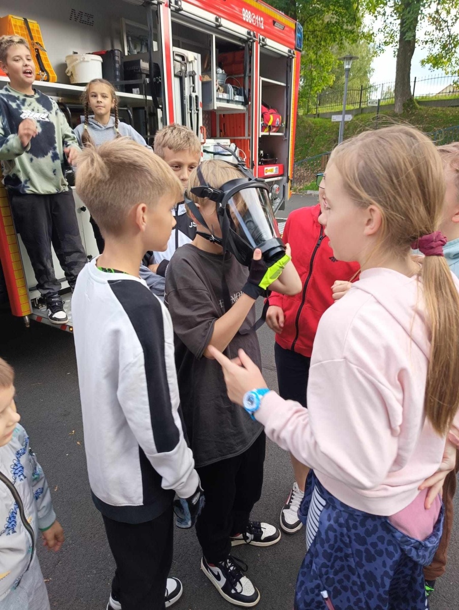 Zdjęcie w galerii na portalu naszwodzislaw.com: Piątoklasiści z Mszany poznali tajniki strażackiej służby [FOTO] wiadomości z regionu