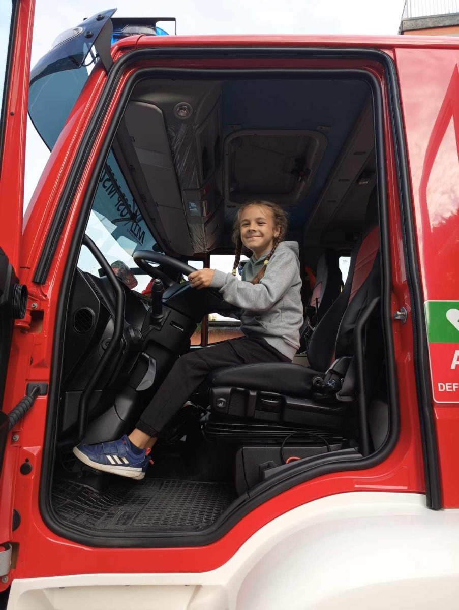 Zdjęcie w galerii na portalu naszwodzislaw.com: Piątoklasiści z Mszany poznali tajniki strażackiej służby [FOTO] wiadomości z regionu