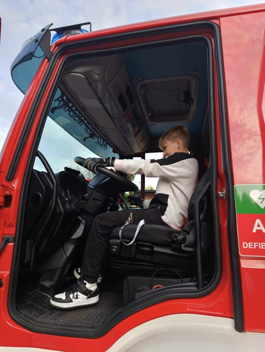 Zdjęcie w galerii na portalu naszwodzislaw.com: Piątoklasiści z Mszany poznali tajniki strażackiej służby [FOTO] wiadomości z regionu