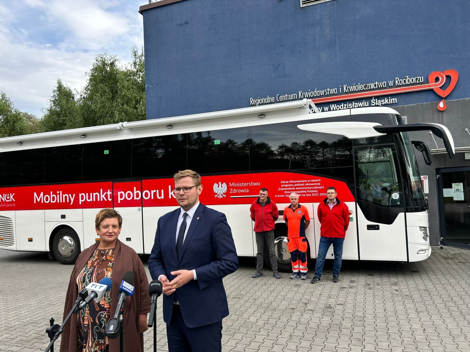 Zdjęcie w galerii na portalu naszwodzislaw.com: Nowe ambulanse i krwiobus dla Regionalnego Centrum Krwiodawstwa wiadomości z regionu