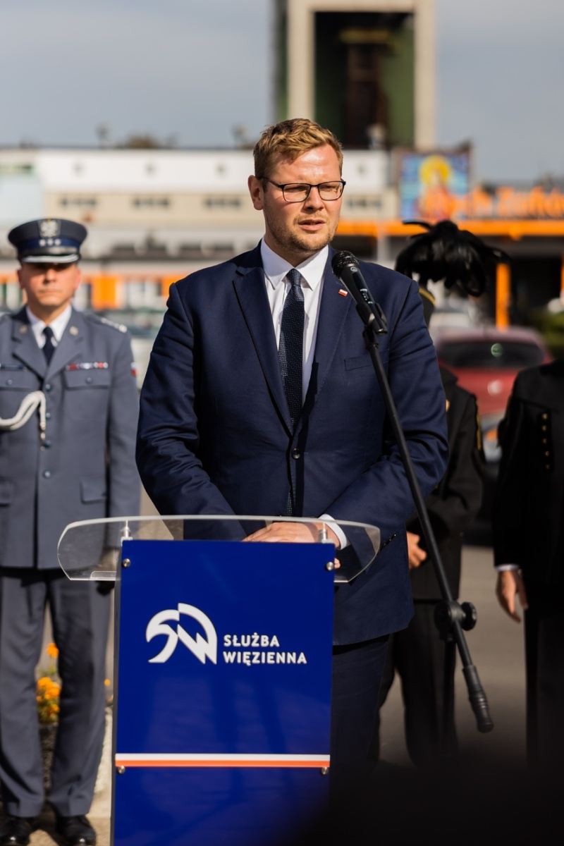 Zdjęcie w galerii na portalu naszwodzislaw.com: Przy jastrzębskim więzieniu powstanie tablica pamięci o internowanych. Podpisano porozumienie wiadomości z regionu