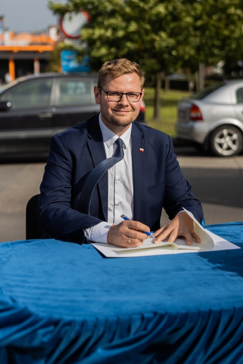 Zdjęcie w galerii na portalu naszwodzislaw.com: Przy jastrzębskim więzieniu powstanie tablica pamięci o internowanych. Podpisano porozumienie wiadomości z regionu