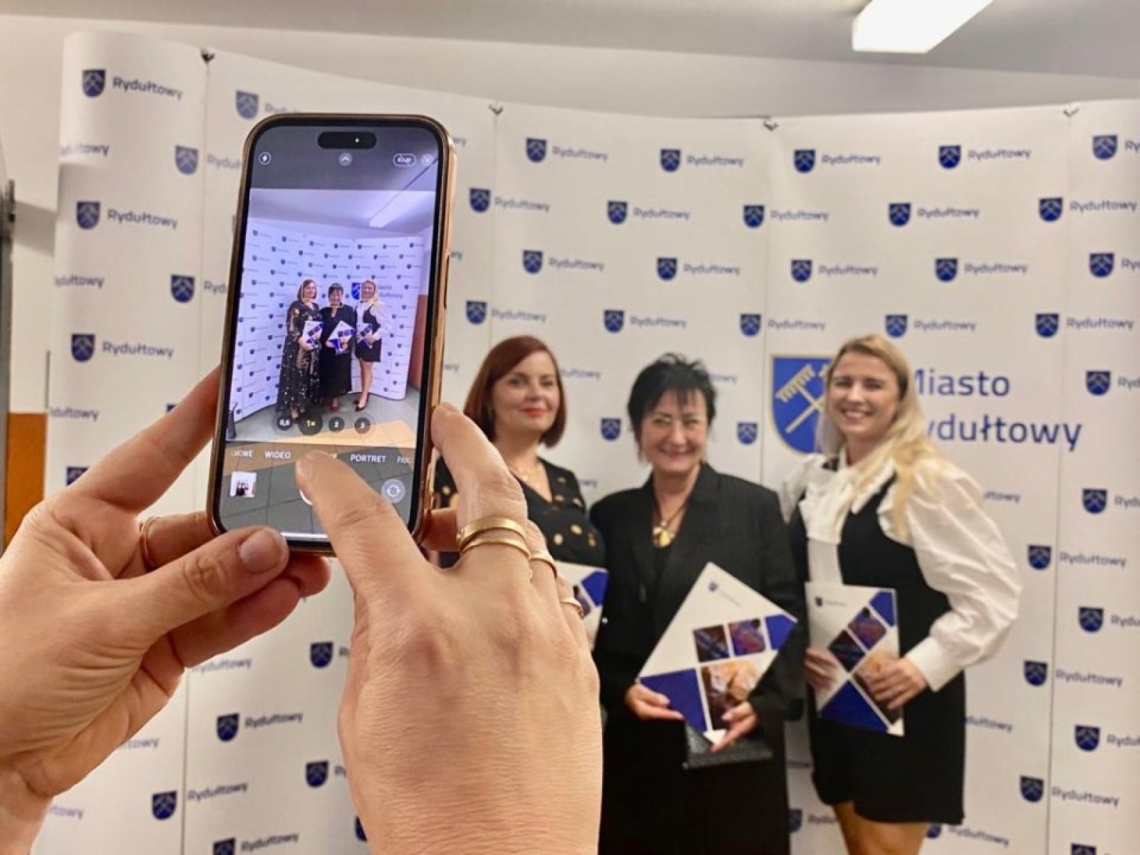 Zdjęcie w galerii na portalu naszwodzislaw.com: Rydułtowscy nauczyciele i pracownicy oświaty świętowali Dzień Edukacji Narodowej [FOTO] wiadomości z regionu