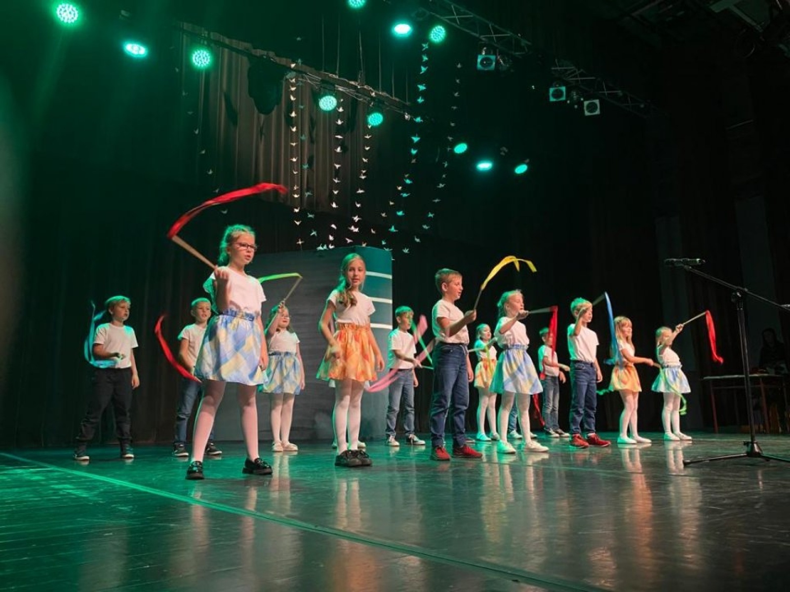 Zdjęcie w galerii na portalu naszwodzislaw.com: Rydułtowscy nauczyciele i pracownicy oświaty świętowali Dzień Edukacji Narodowej [FOTO] wiadomości z regionu