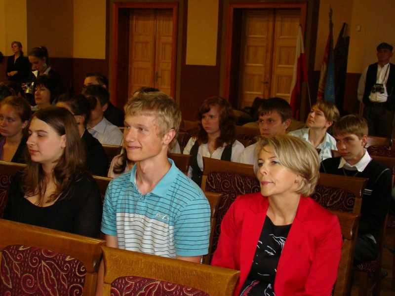 Zdjęcie w galerii na portalu naszwodzislaw.com: Starosta wręczył zwycięzcom dyplomy wiadomości z regionu