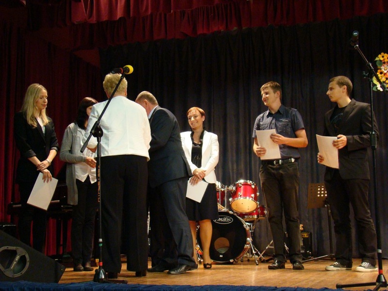 Zdjęcie w galerii na portalu naszwodzislaw.com: Starosta wręczył zwycięzcom dyplomy wiadomości z regionu