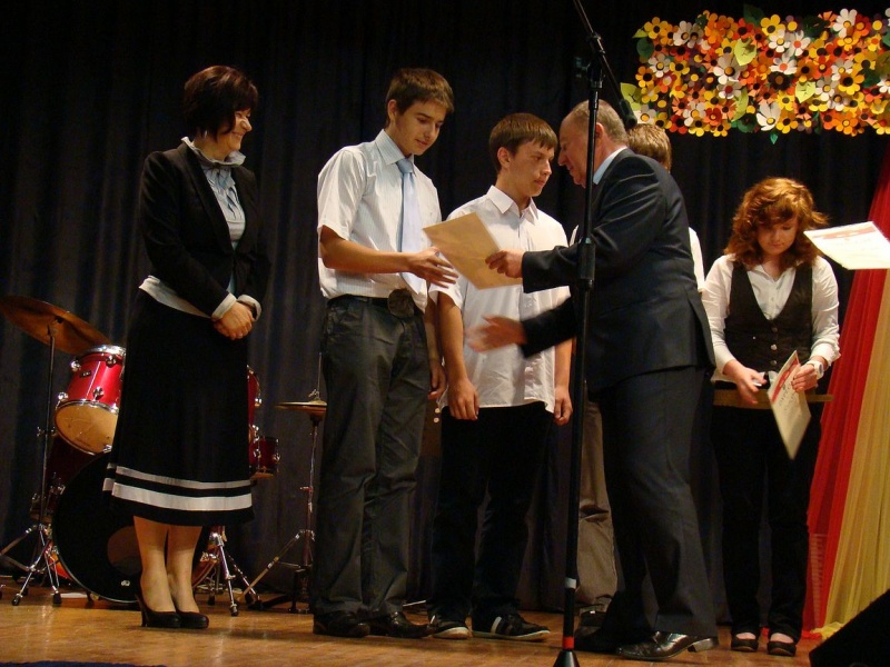 Zdjęcie w galerii na portalu naszwodzislaw.com: Starosta wręczył zwycięzcom dyplomy wiadomości z regionu